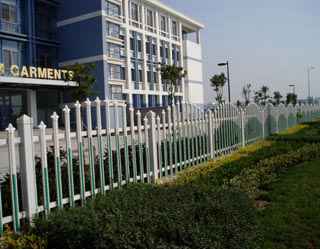 工廠圍墻用的PVC護(hù)欄 工廠圍墻用的PVC護(hù)欄